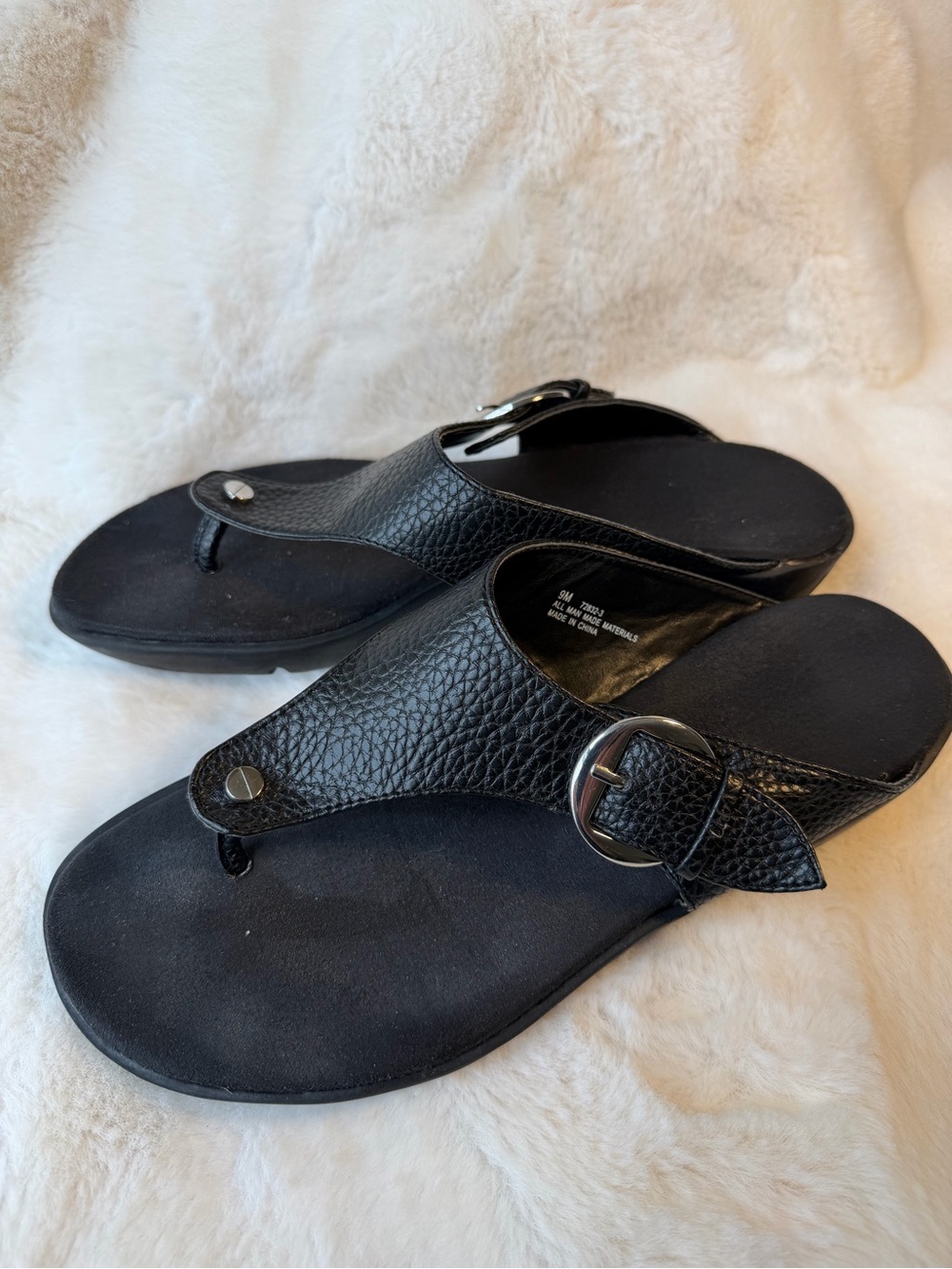 Aerosoles Black Textured Faux Leather Buckle Thong Sandals Size 9